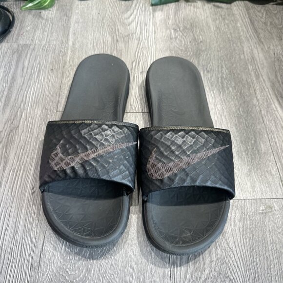 Nike Benassi Solarsoft Sandals Slides Size 9 Black Slippers On 705474-091 READ main image 9